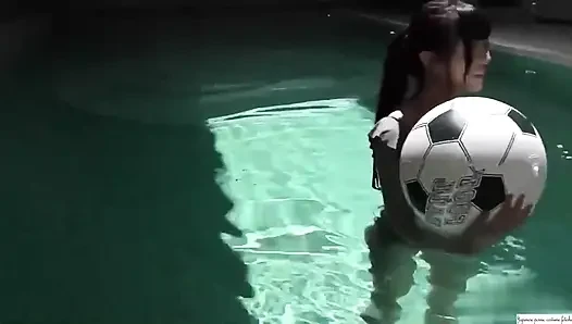 Pelarian di tepi kolam renang