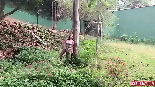 Menonton dari jauh dia menunggu saat yang tepat