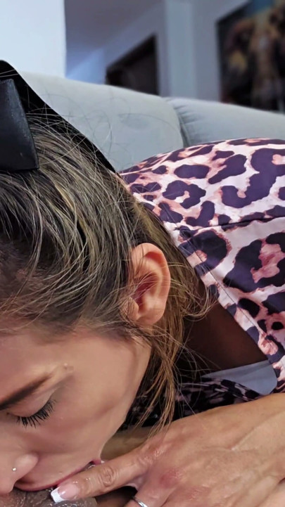 Gozo na punheta! Latina de peitos perfeitos faz uma punheta e chupa o pau dele até ele gozar nos peitos dela! | Clipe 1