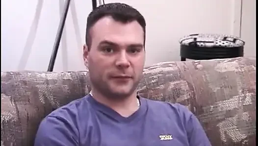 Genç inek adam erkek arkadaşının götünü sikmesi için bacaklarını geniş açıyor