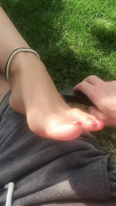 Cool stedsøster lader dig massere og kilde hendes bløde beskidte såler i baghaven (POV)