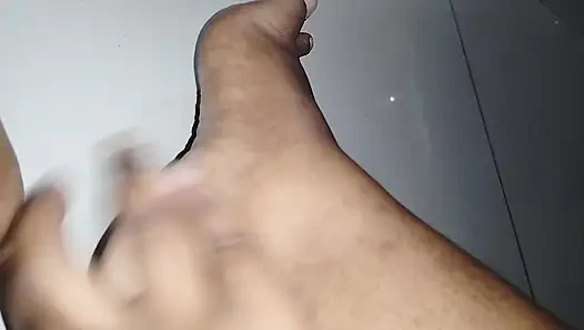 Sevimli ateşli kız 18+ tüm finansal varlıklarınız karşılığında zevkiniz için güzel temiz ayaklarını sunar.