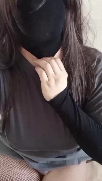 Femboy com saia mostra seu pau