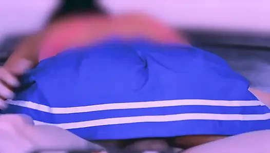 Adik tiri yang serakah tinggal sepulang sekolah untuk menunggangi bosnya