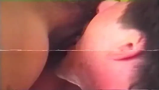 Memek tante seksi rambut cokelat ini dijilat dan di-fingering sampai muncrat banyak banget