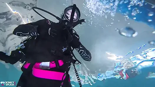 Unterwasser-Tauchsklaventraining - dominiert in chains & wetsuit Edging