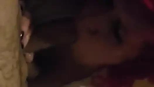 Tombul orta yaşlı seksi kadın şişman bir yarağı emiyor ve her yerine salya akıtıyor