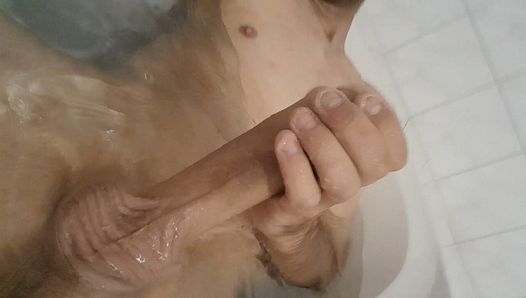 Masturbando-se na banheira - enorme91