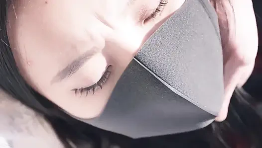 Beyaz çoraplı ms20-a kız vibratörle orgazm oldu ve ayaklarını gıdıkladı