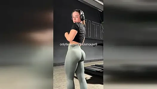 Memek gadis 18 tahun muncrat ke mana-mana di instagram live sambil pakai dildo besar