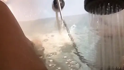Азиатские ступни и киска в ванной