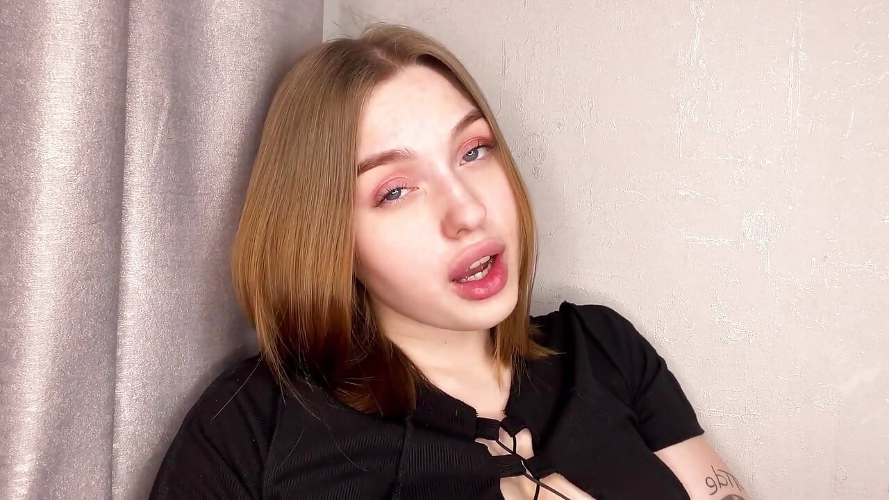 A Girl with a Juicy Ass Cums While at Home Alone