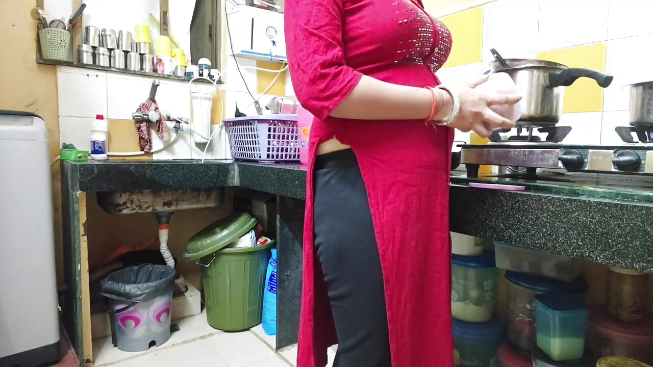 Bhabhi ko khana banane nhi diya devar ji ne kichen mai hi choda