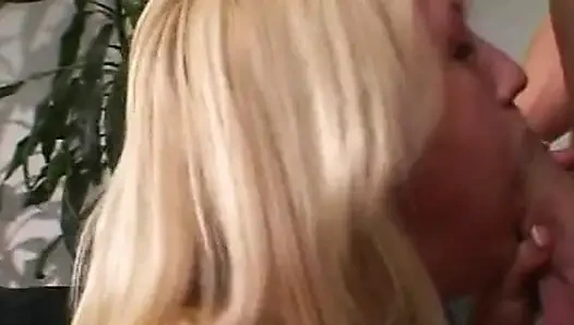 Blonde Schönheit gibt intensiven Blowjob