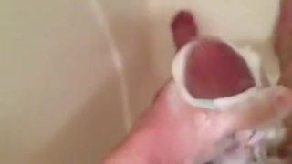 Melancap di bilik mandi