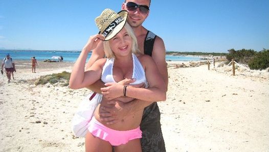 Une adolescente allemande blonde de 18 ans séduit pour baiser sur la plage de Malle