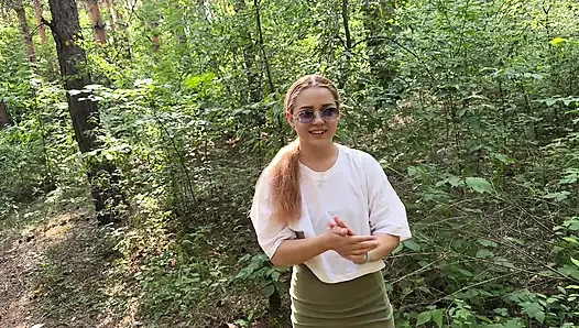 Live-Inhalte von einem Spaziergang und angenehmem Sex im Wald in der Öffentlichkeit