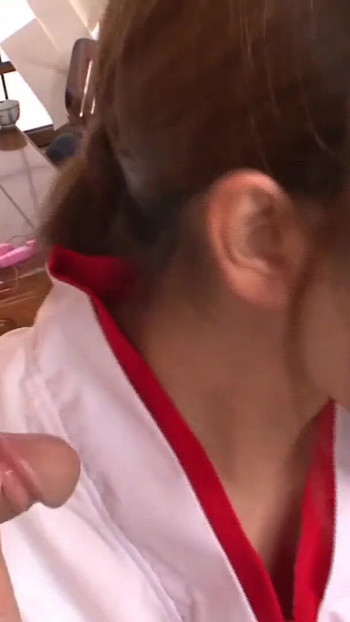 Moment clé de « Une femme au foyer japonaise naïve se fait plaisir et éjaculer dessus par deux voisins »