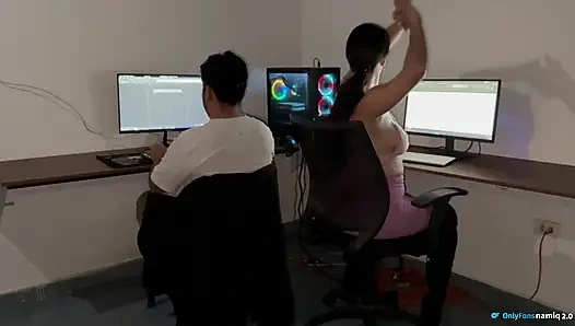 Секс в офисе, много сквиртинга и жёсткий секс