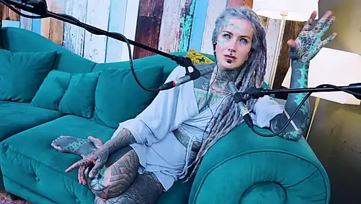 Aku berbicara tentang U - uncomfortable - ASMR podcast SFW berbicara tentang gadis gothic bertato rambut gimbal