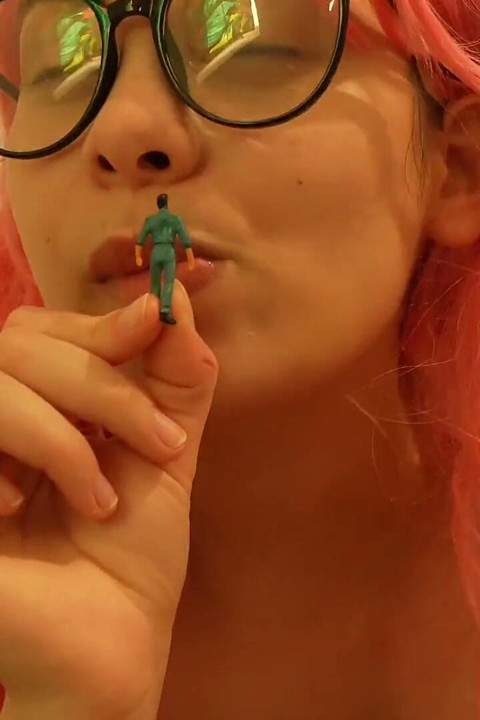 A Giantess Loves