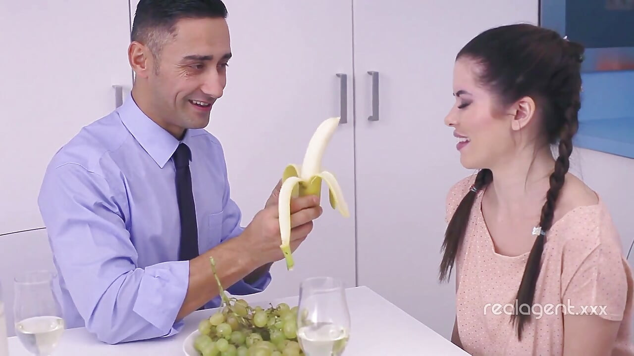 A man seduces inexpirienced stunning teen and fucks her wet pussy