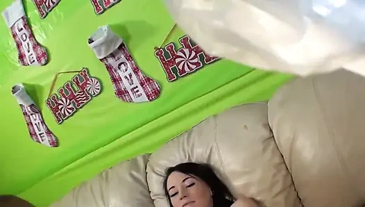 Очаровательная ла-девушка сквиртует из ее юной киски!