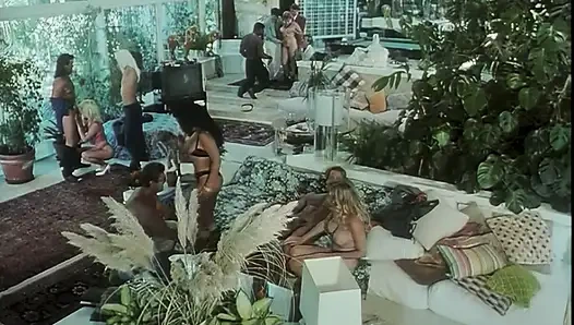 Moana dan teman-temannya dalam pesta seks liar