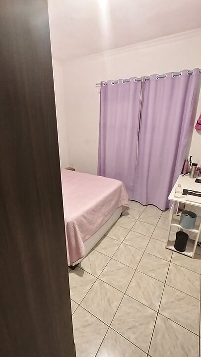 Η μητριά στέκεται στα τέσσερα για να της χρησιμοποιήσει το μουνί ο θετός γιος της.