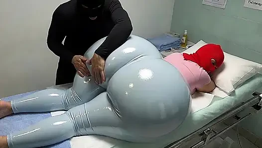 "Pijat sensual pantat bahenol cewek super semok dengan legging super hot warna biru dengan celana dalam thong 5 menit"