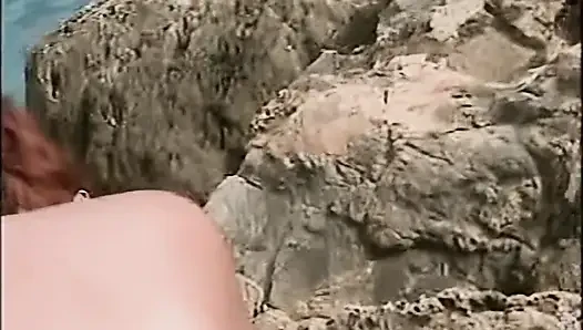 Cewek sange rambut merah lagi asik fingering memeknya di pantai liar