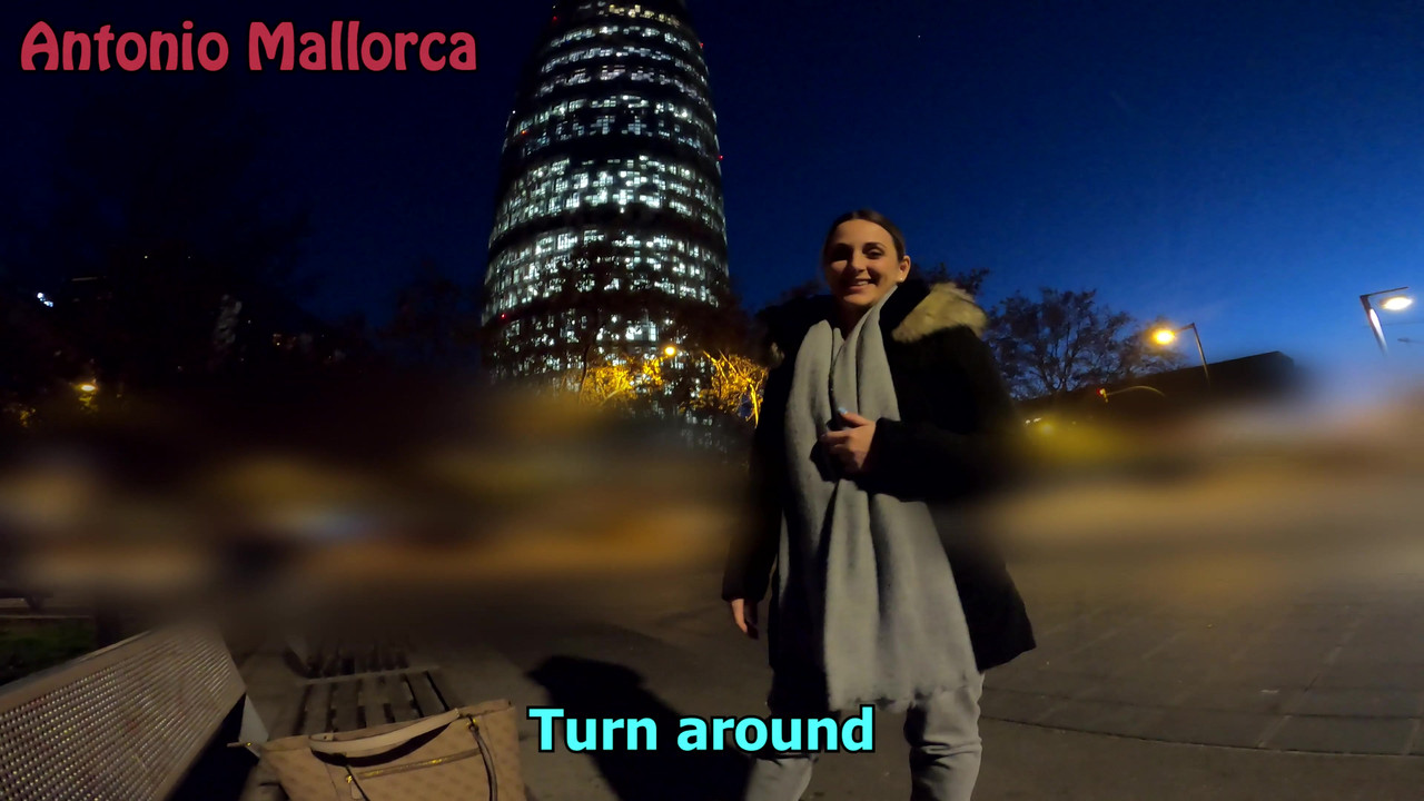 在我丢了airbnb后，热辣的大屁股西班牙人邀请我去她的酒店房间