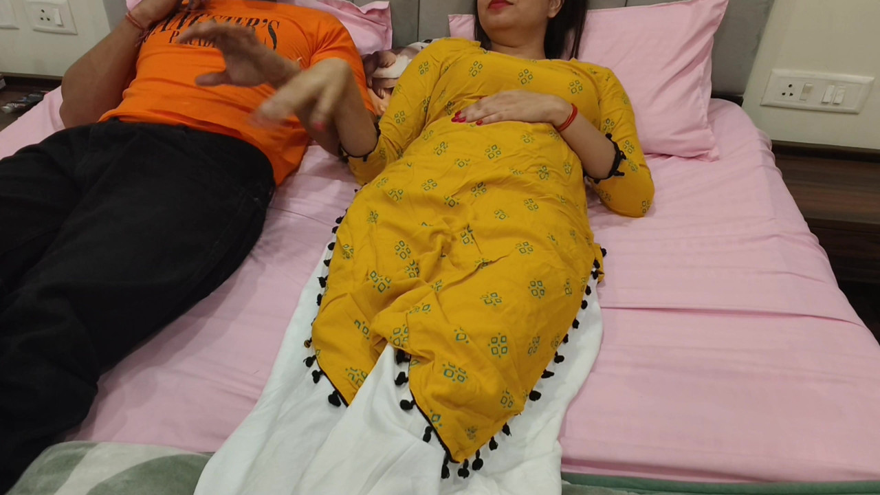 Hintçe üvey kız kardeşinin odasında mastürbasyon yapmaya karar verdi (18+ ateşli üvey kız kardeş)