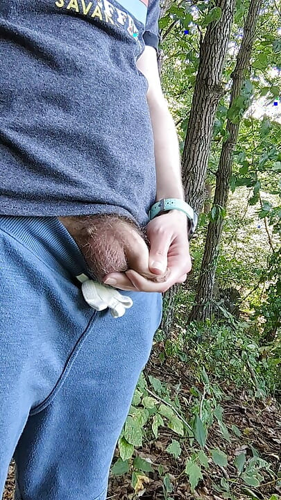 Ngusap memekku pakai celana pendekku saat mendaki sampai aku berhenti dan crot di jalan setapak