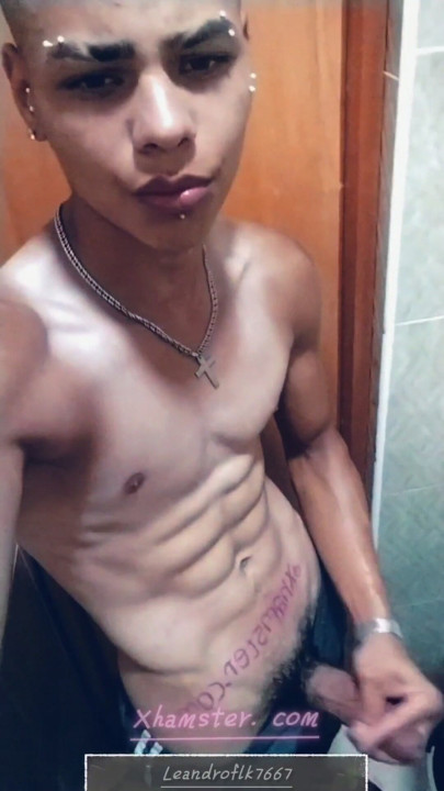 Thằng nhóc 18 tuổi thủ dâm, con cặc to | Đoạn video ngắn 1