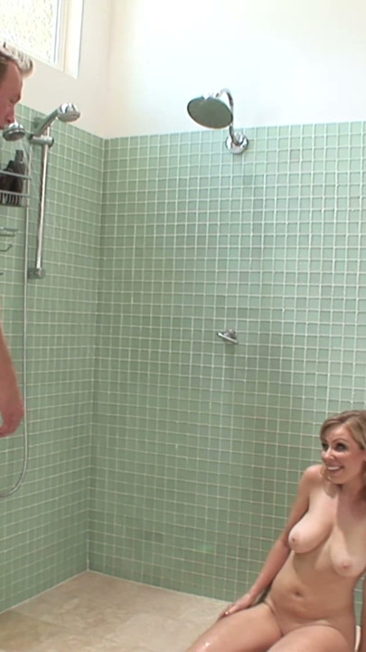 Adrianna Nicole Gets Down On Her Knees In The Shower For A | קליפ 2