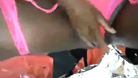 Yaramaz kız pizzanın üstüne işiyor