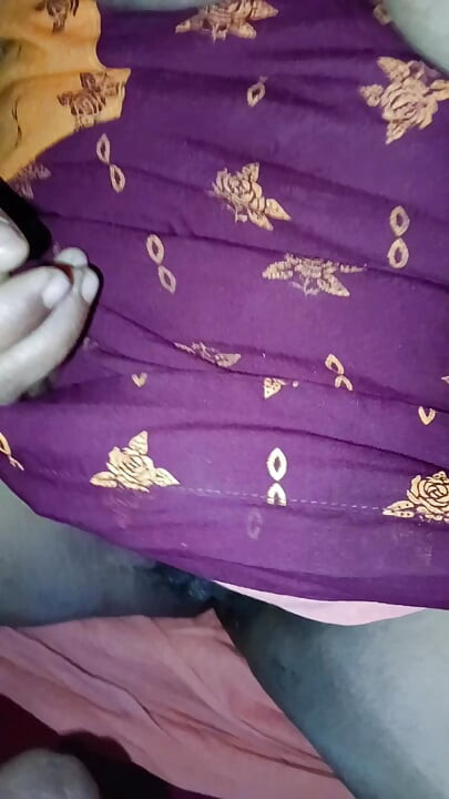 村のバービーがバスルームでおしっこをし、夫にセックスされる
