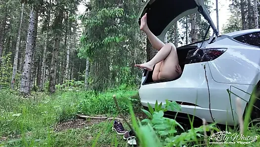Ich warte in meinem auto, um von einem fremden im wald flachgelegt zu werden