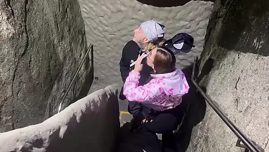 Ебарь с огромным членом в сексе вчетвером со своим клоном и его подругой