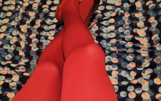 Cewek sange dengan stoking merah ini menggodaku dengan stoking seksinya!