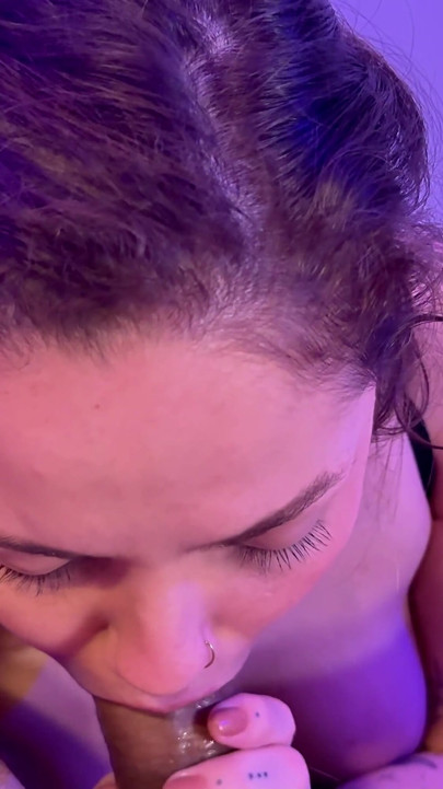Après plusieurs orgasmes, je l’ai laissé me baiser le cul pour la première fois