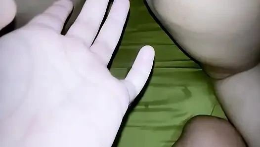 Baldızım çok azgın, birçok kez gelene kadar tatmin olmak için yalvarıyor