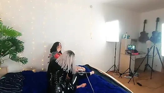 Seks videosu yapan güzel lezbiyen fetiş kızların sahne arkası. Pozitif kadın egemenliği, seks oyunu, lateks deri