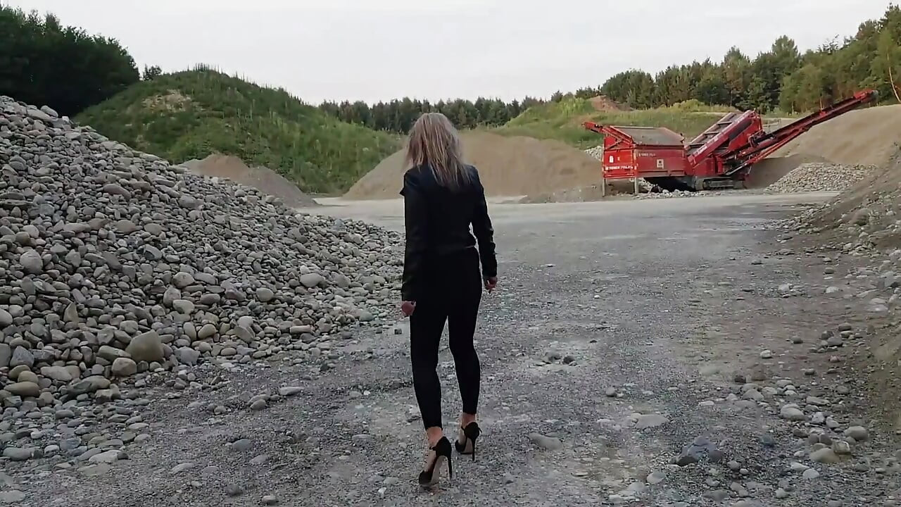 Bunica se plimbă printr-o groapă de pietriș, îmbrăcată în colanți strâmți și pantofi cu toc!