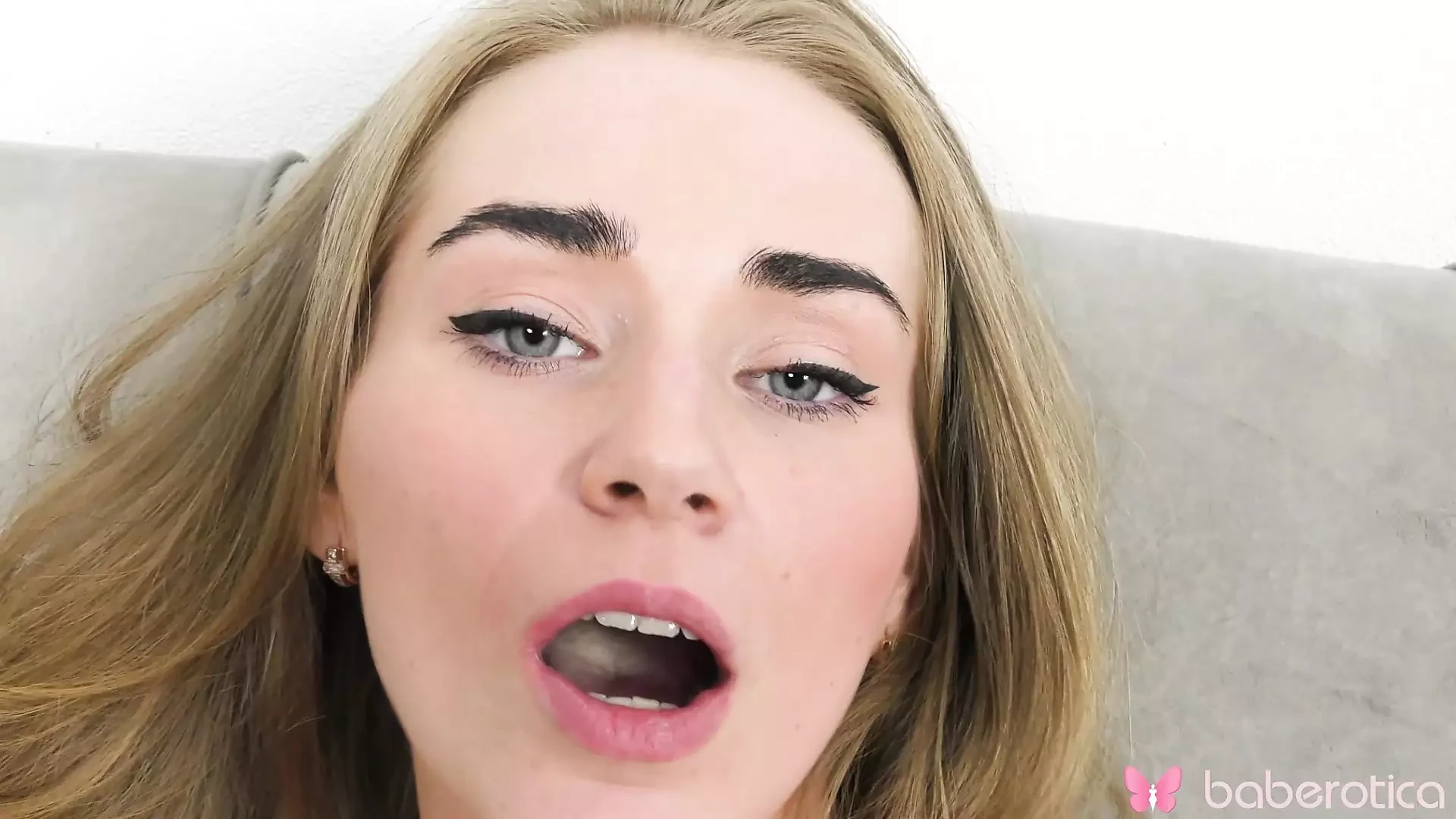 Solo blonde girl Kelly Fox finger masturbating in 4K