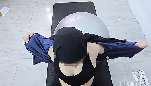 Горячая девушка в хиджабе показывает свою большую задницу и получает душ из спермы от личного тренера - Minokiiko