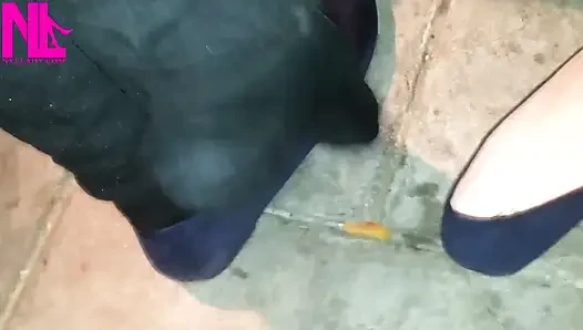 Дрючи в синих балетках в баре