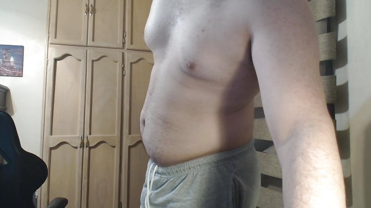 Muskuløs stud pumper sine muskler på cam