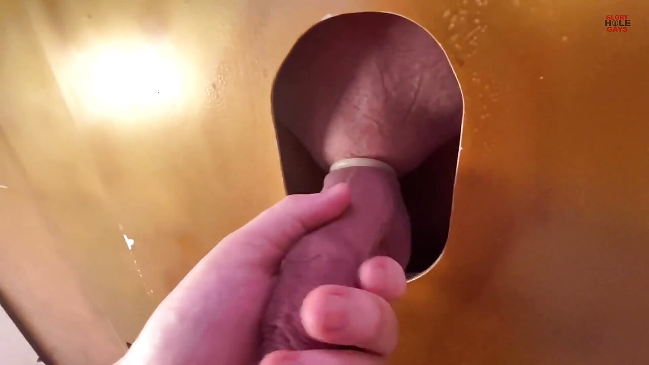 Kutas kapie swoją spermą w Gloryhole